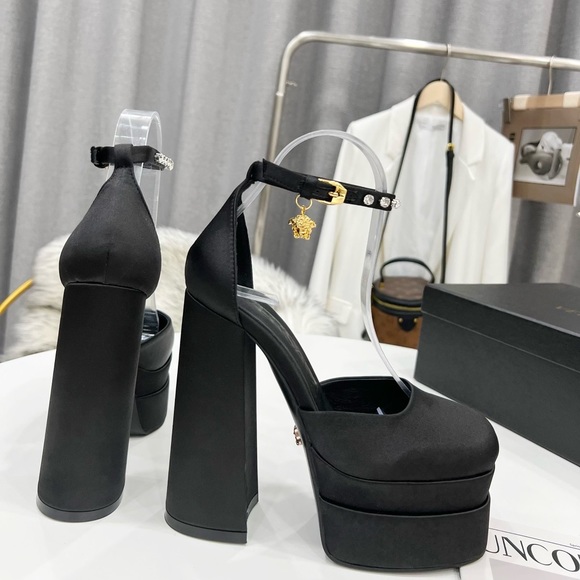 Shoes - New new platform heels size 7